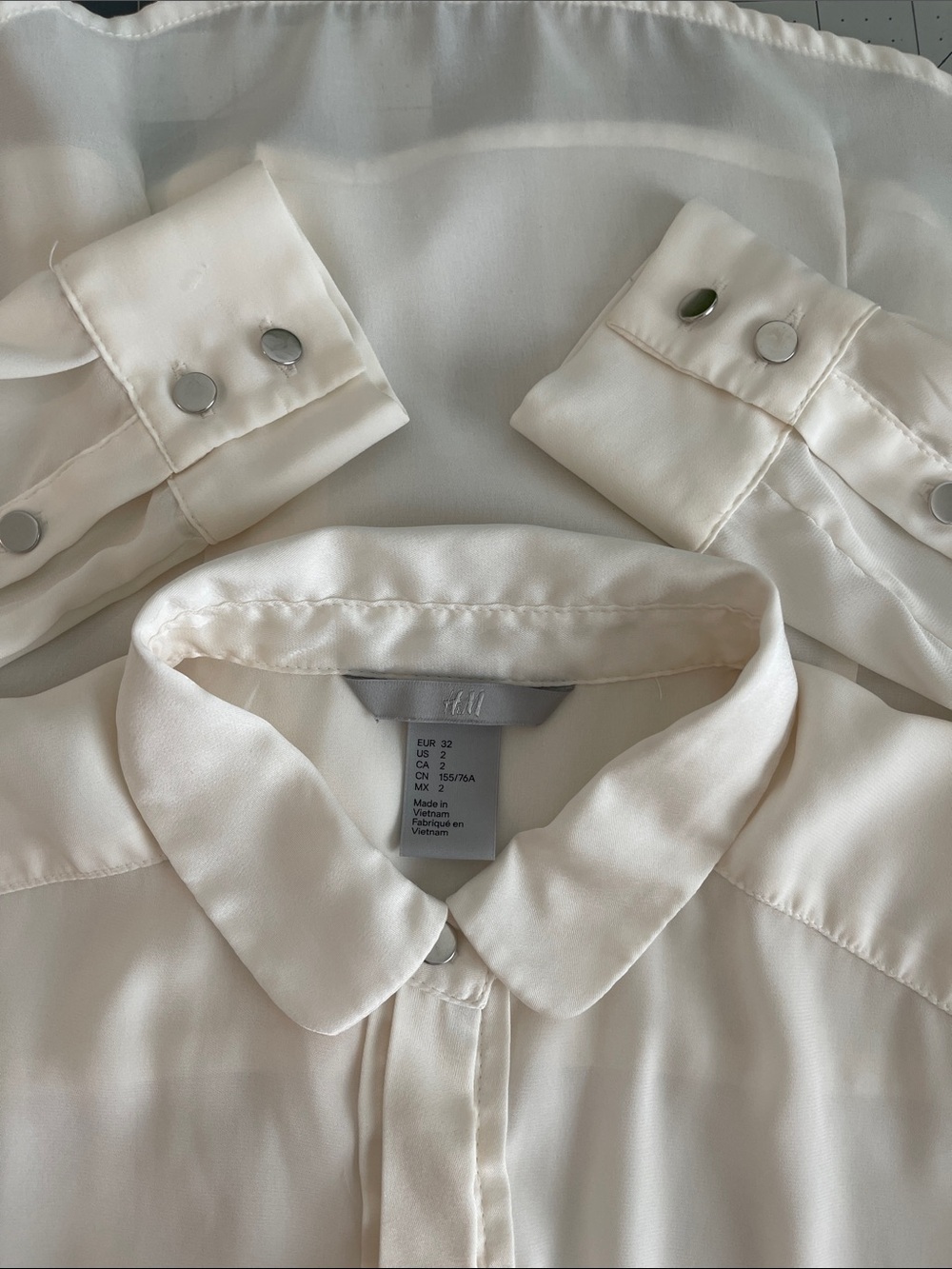 H&M button down blouse. - Picture 3 of 5